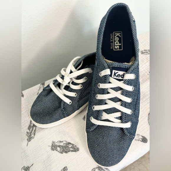 KEDS NWOT BLUE/WHITE PRINTED WOMENS SNEAKERS SIZE W10 - Picture 4 of 4